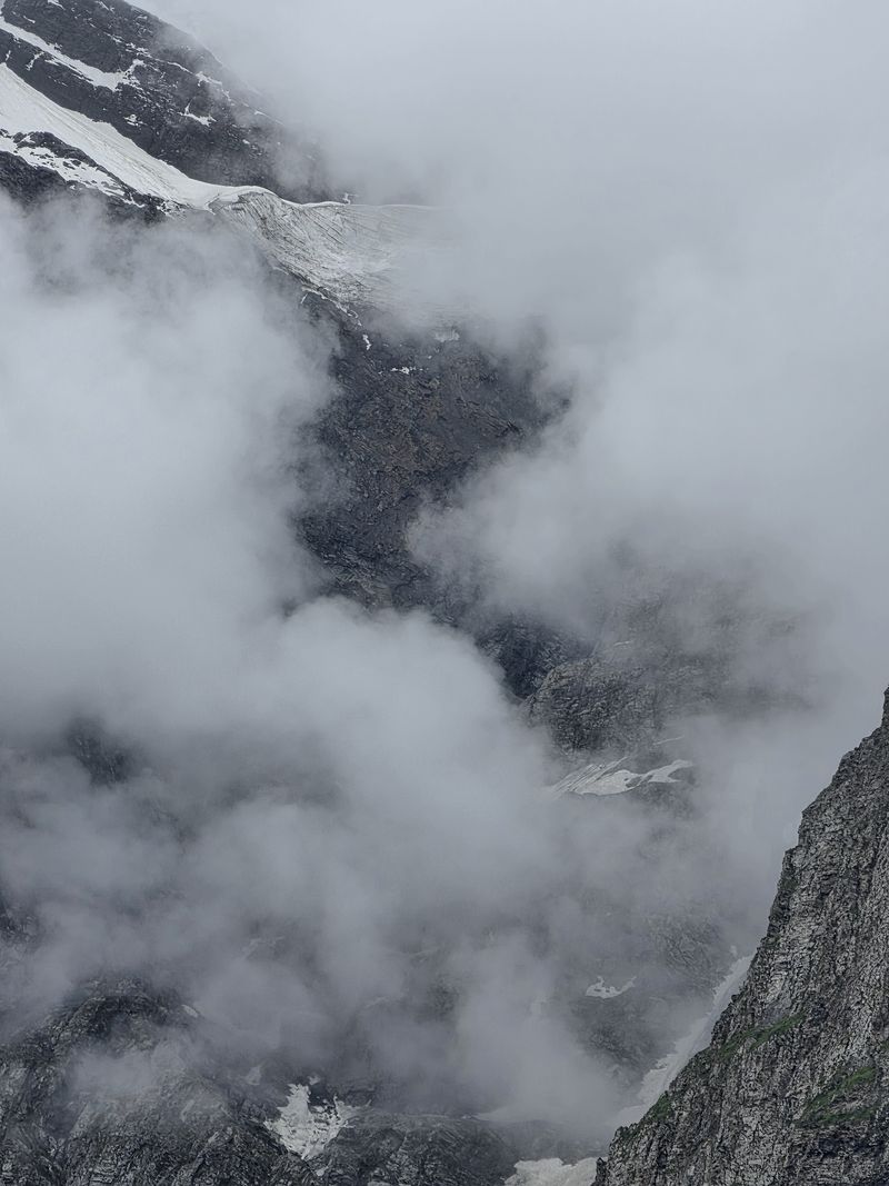 Hanging glaciers and peaks above the Tinan valley near Gondhla